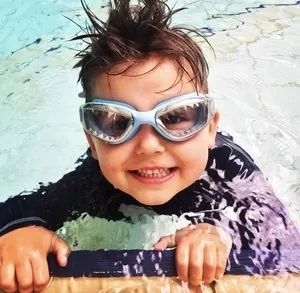 宝宝海边玩沙玩水,带娃最轻松方式莫过于挖沙