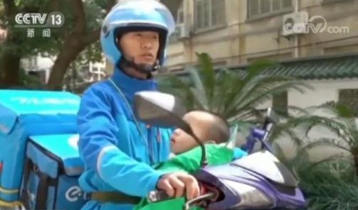 这19张照片暴露了父母的真面目,偷偷拍下的30张照片人性暴露无遗