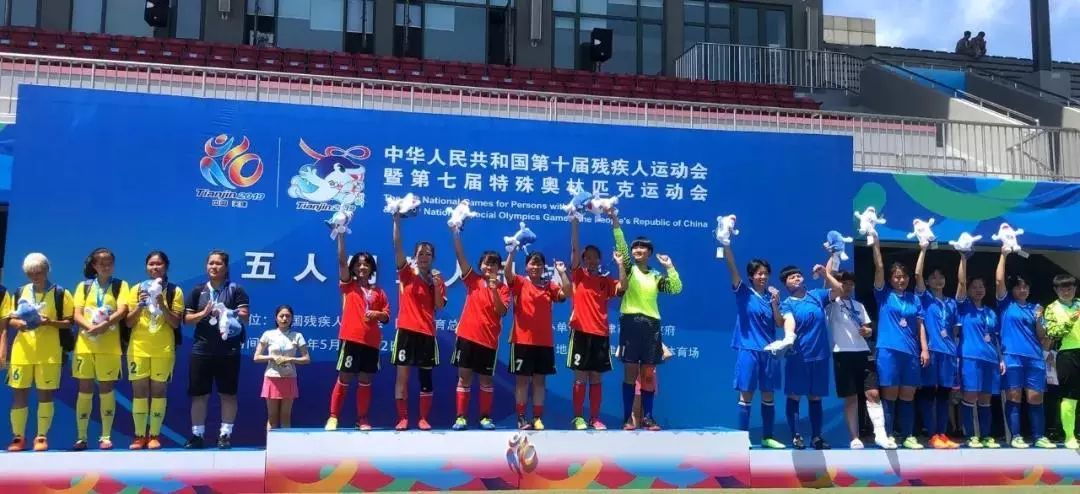 刚刚，她们夺冠了