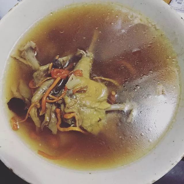 没有哪个女人能“笑”着走出这段时光，所有完美人设都是假装。