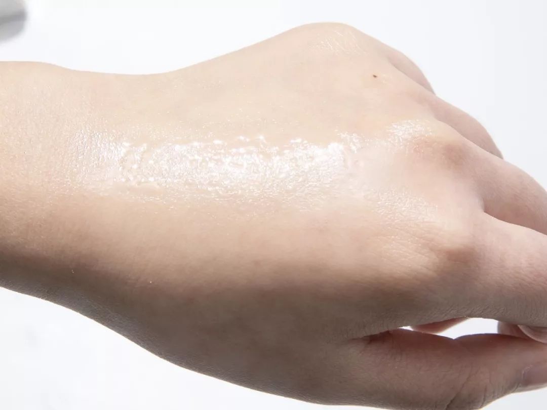 麻范儿好物|日本防晒界“断货王”，喷它暴晒不黑，皮肤还能又白又嫩