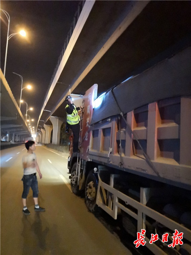 货车运输渣土,货车运渣土