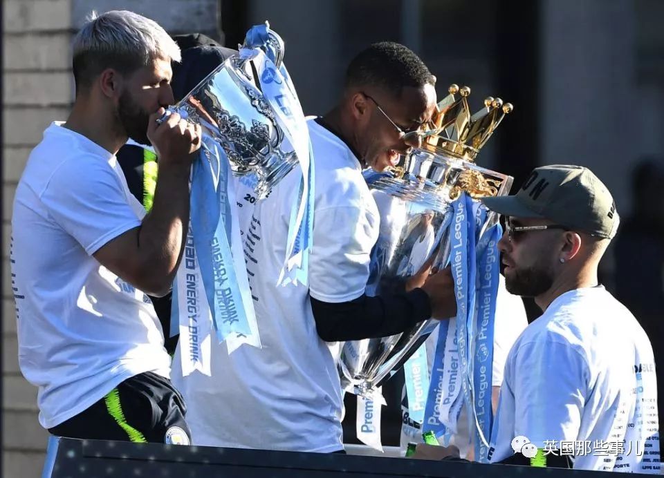 「vlog」登上球队大巴，被几万球迷包围，曼城四冠王夺冠巡游简直不能更嗨！