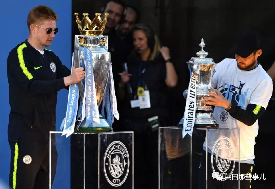 「vlog」登上球队大巴，被几万球迷包围，曼城四冠王夺冠巡游简直不能更嗨！