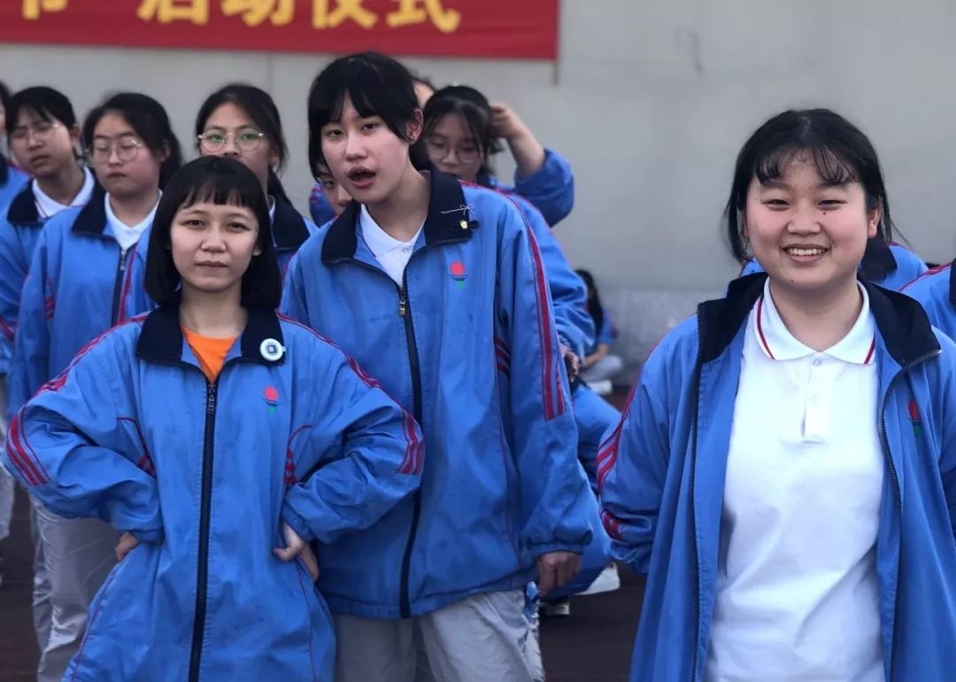 足球绕杆比赛,足球绕杆体育录像课