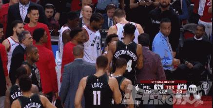 正惊GIF囧图：史上最硬核的学霸，女装大佬是怎么坐地铁的？