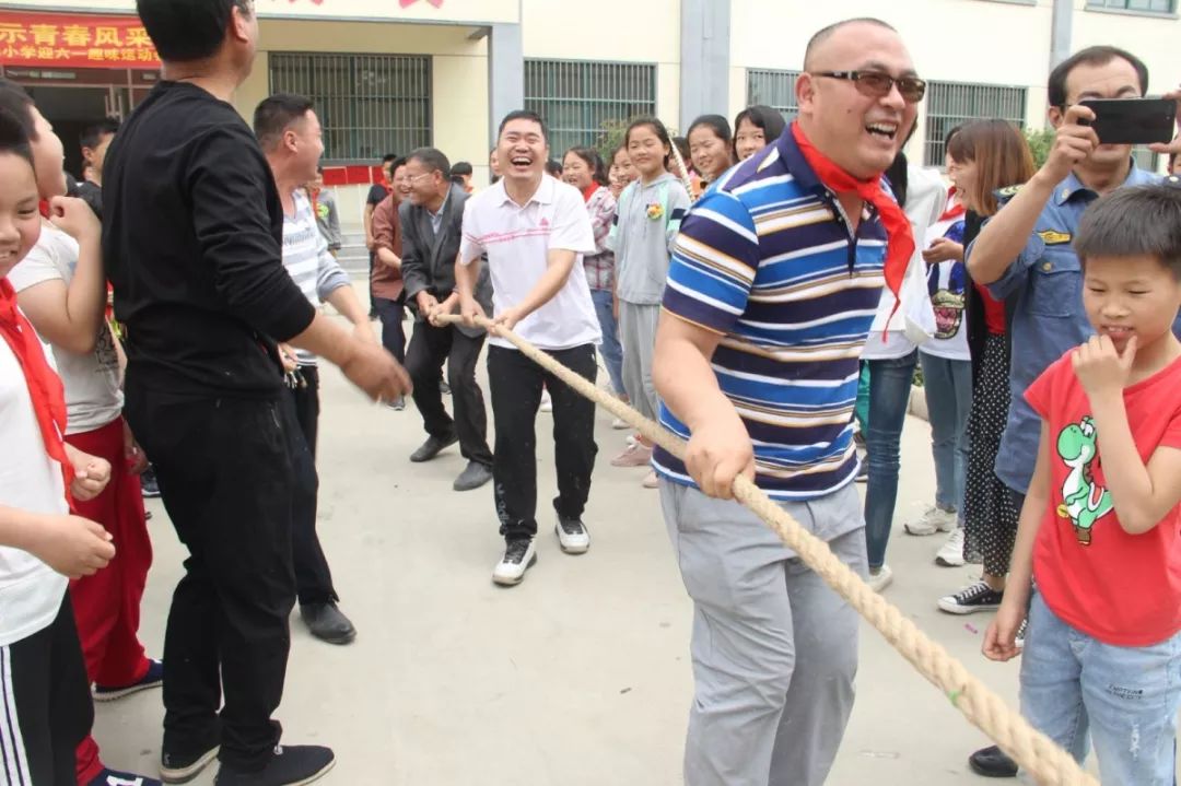 学校传承雷锋精神主题活动简报,弘扬雷锋精神汇演