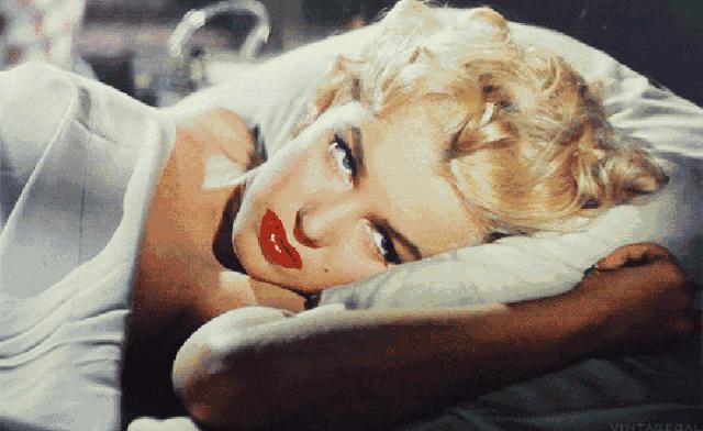 睡觉是应该多穿衣服还是少穿衣服,科普睡觉时到底要不要穿衣服