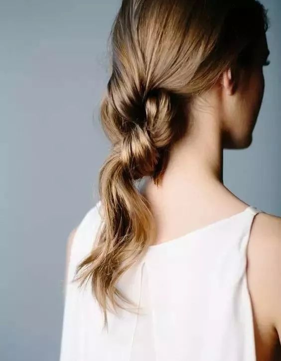 只要两步就能学会的扎发,今夏中性发型女生怎么扎