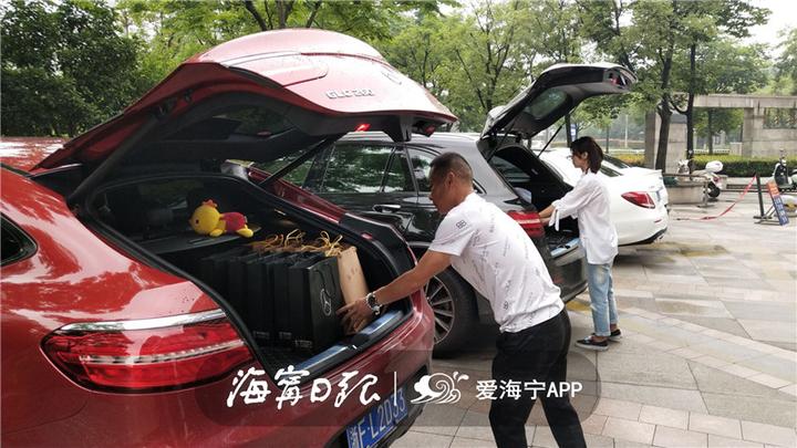 今天，海宁有61个小朋友收到神秘礼物，圆“小小心愿”