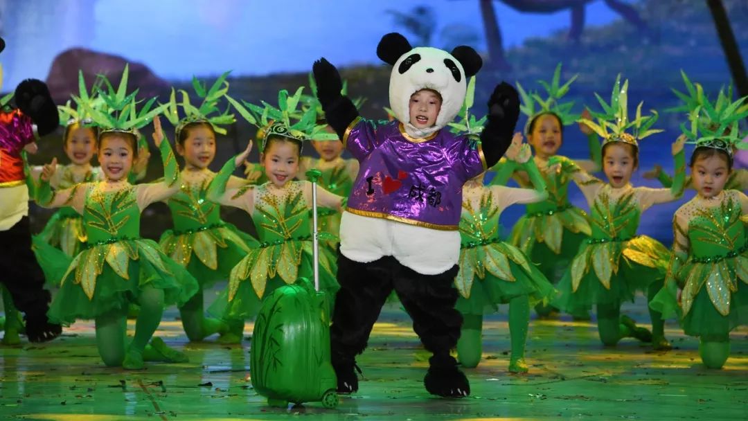 高清大图：“蓝天娃”精彩演绎《同在蓝天下》，向全国小朋友献礼