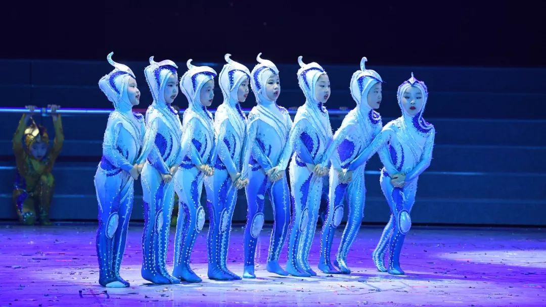 高清大图:“蓝天娃”精彩演绎《同在蓝天下》,向全国小朋友献礼