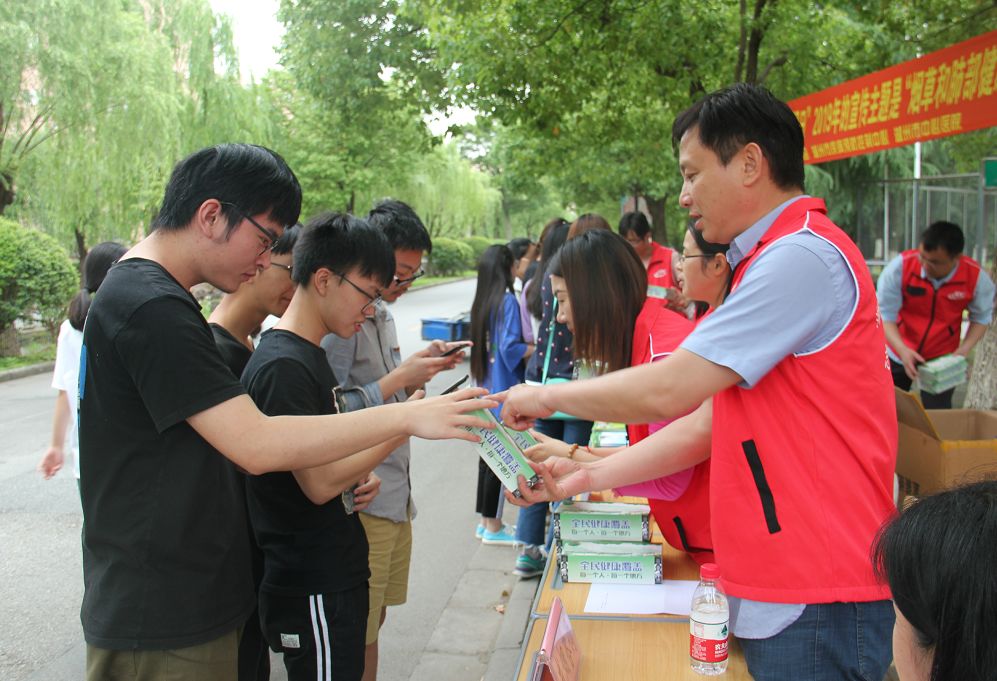 抽烟的人平均每天抽吸支烟,抽烟的人平均一天多少烟