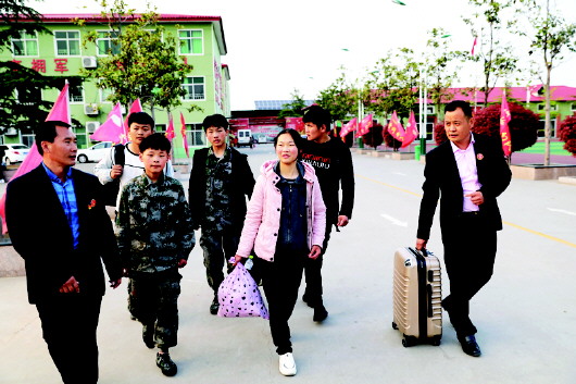 为残疾人和特困家庭撑起一片蓝天,大爱无疆为贫困孤儿撑起一片天