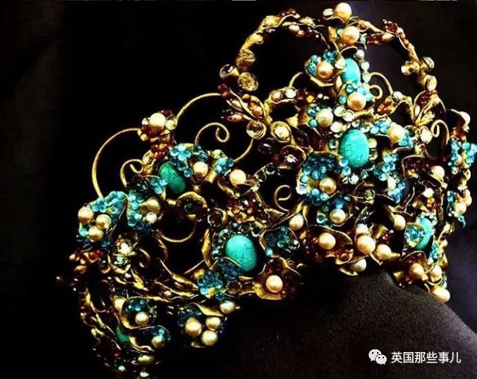 用布料给洋娃娃做衣服,手工高定时装