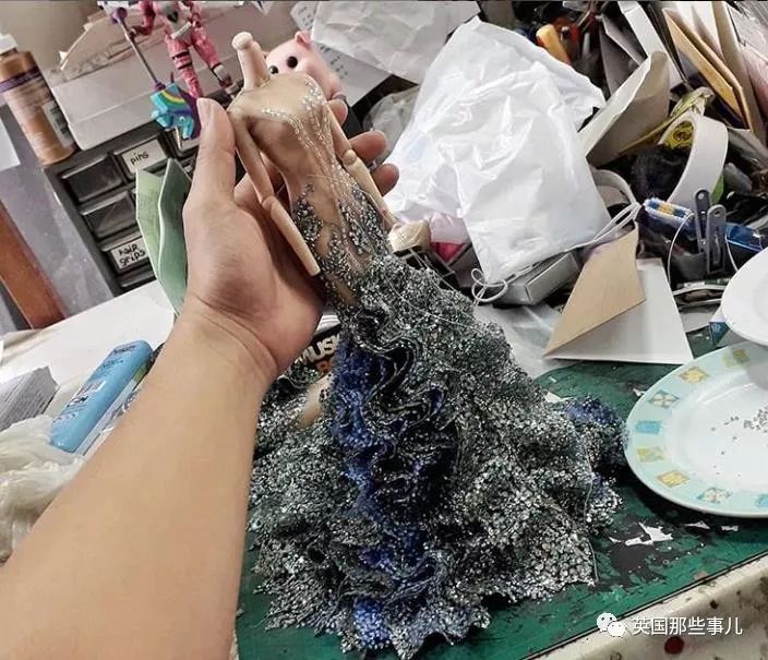 用布料给洋娃娃做衣服,手工高定时装