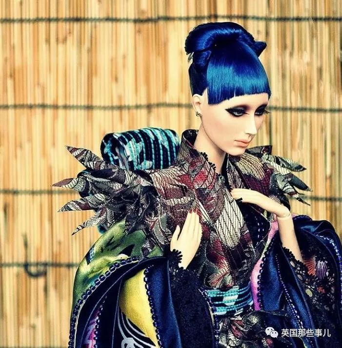 用布料给洋娃娃做衣服,手工高定时装