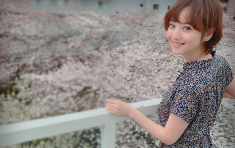 夏天被粉红色泡泡承包，嫁给爱情的女孩脸上都挂着糖霜