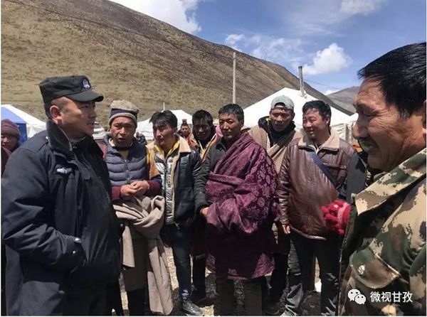 守卫虫草山民警,驻守海拔4800米护航虫草采挖