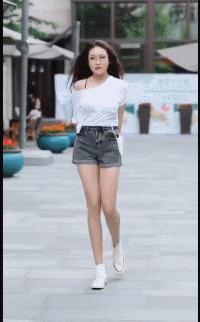 街拍搞笑迷惑行为,揭秘女生拍照的迷惑行为