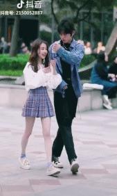 街拍搞笑迷惑行为,揭秘女生拍照的迷惑行为