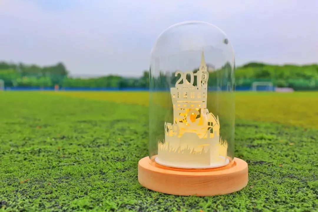 贵州一高校为毕业生定制纪念戒指,最硬核毕业送什么戒指