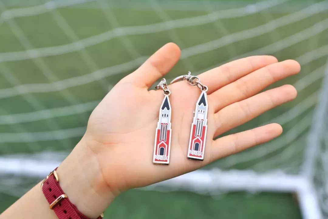 贵州一高校为毕业生定制纪念戒指,最硬核毕业送什么戒指