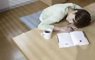 为什么午睡后反而更困,午睡起床头晕晕乎乎的是怎么回事