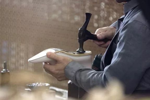 半个娱乐圈的女星都靠ta轰炸红毯！软底舒适、巨显腿长，回头率200%