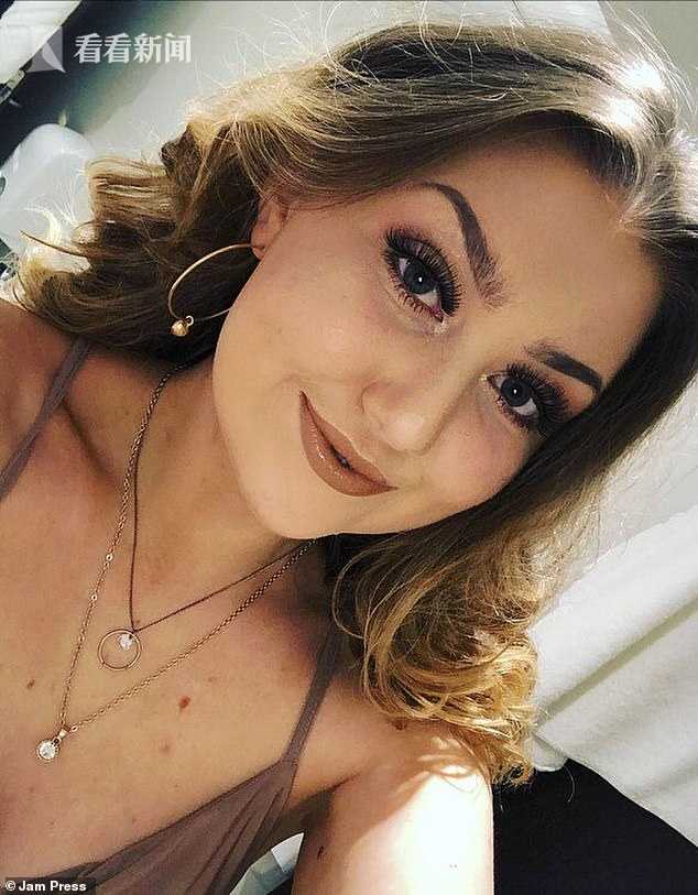 女子买了件黑色泳衣穿了10分钟还没下水胸部染出两条黑色印记