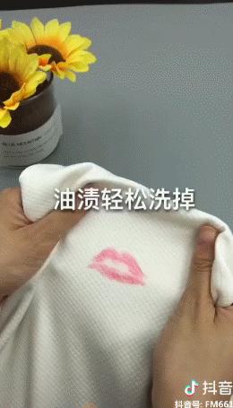 风油精滴在白色衣服上变成了绿色,风油精滴在水里衣服上都是香味