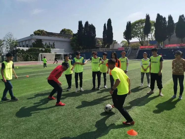 「提醒」长着外国脸就行？教你孩子踢球的“洋教练”可能是