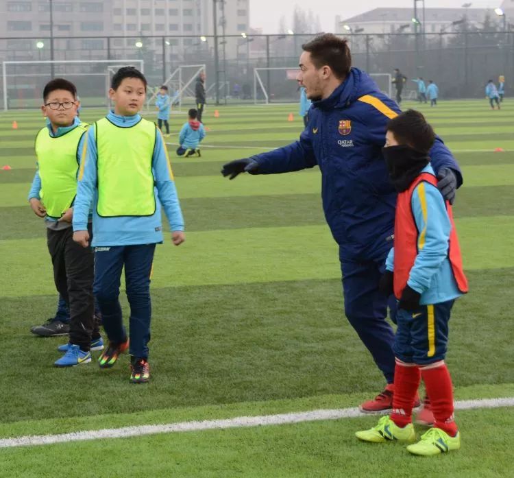 「提醒」长着外国脸就行？教你孩子踢球的“洋教练”可能是