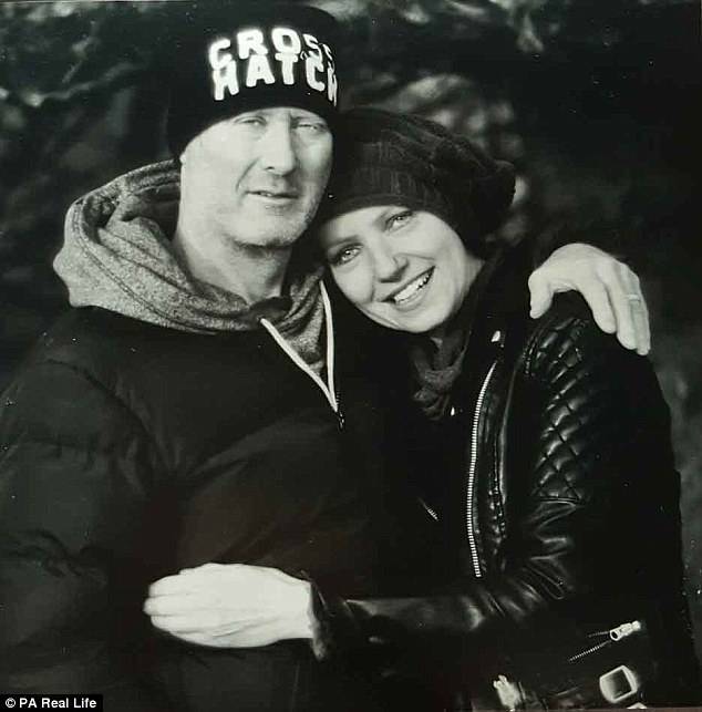 女子切除乳腺后勇敢拍“无胸”写真微笑面对