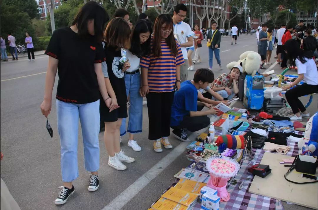 走过路过不要错过摆地摊视频,走过路过不要错过小商品商场