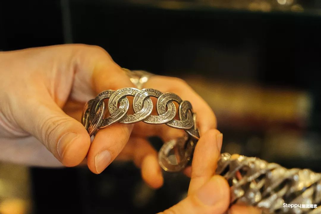 当你拿称重算钱的银饰比较之后，你就知道手工银饰贵在哪里