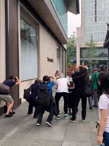 街拍搞笑迷惑行为,揭秘女生拍照的迷惑行为