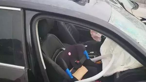 追尾婴儿被摔,急刹车小孩从后座摔下摔到头