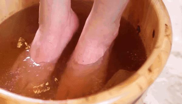 睡前祛湿泡脚配方有哪些,睡前坚持用它泡脚3件好事找到你