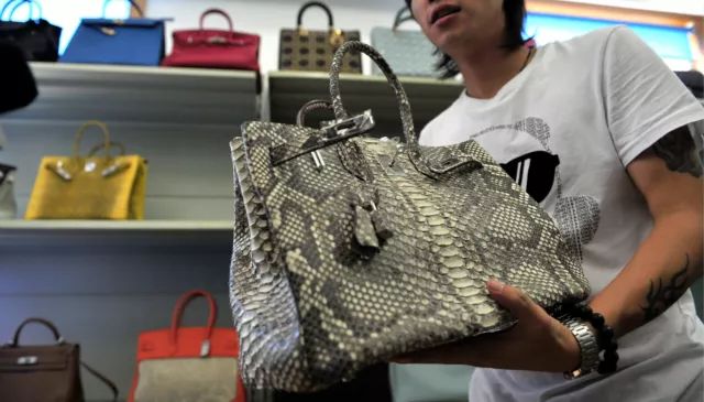 揭露奢侈品海外代购造假,奢侈品专柜代购真假鉴定