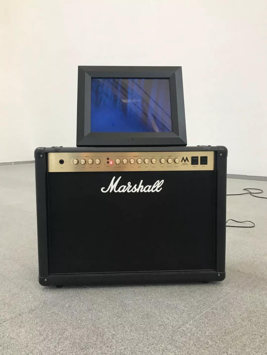 穿梭在四方50赫兹营造的声音环境中，哈龙·米尔扎在中国探讨“复制品”和“挪用”的意义