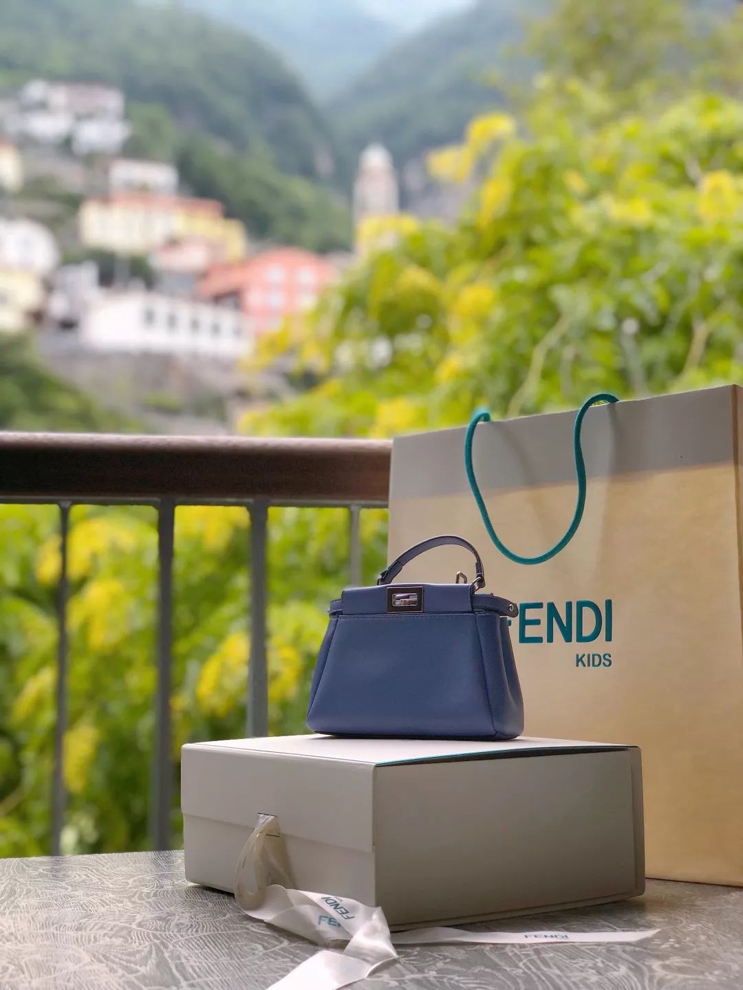 现在的成年人都怎么了,居然和小孩子抢包包