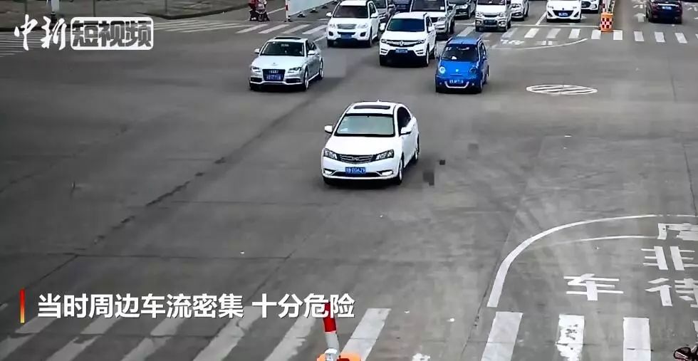 7岁男孩开奥迪上路视频,亲生父亲让7岁儿子开奥迪上路