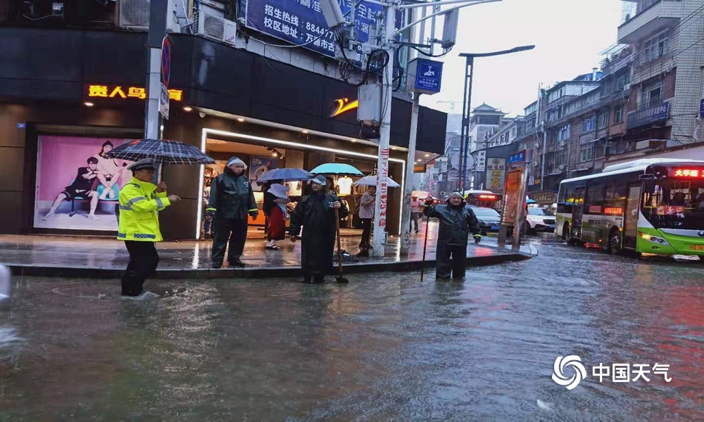 四川万源遭洪水侵袭,达州万源竹峪出现山体滑坡