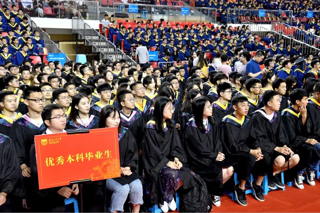 我们毕业了的感人事件,学生们毕业了感动哭了