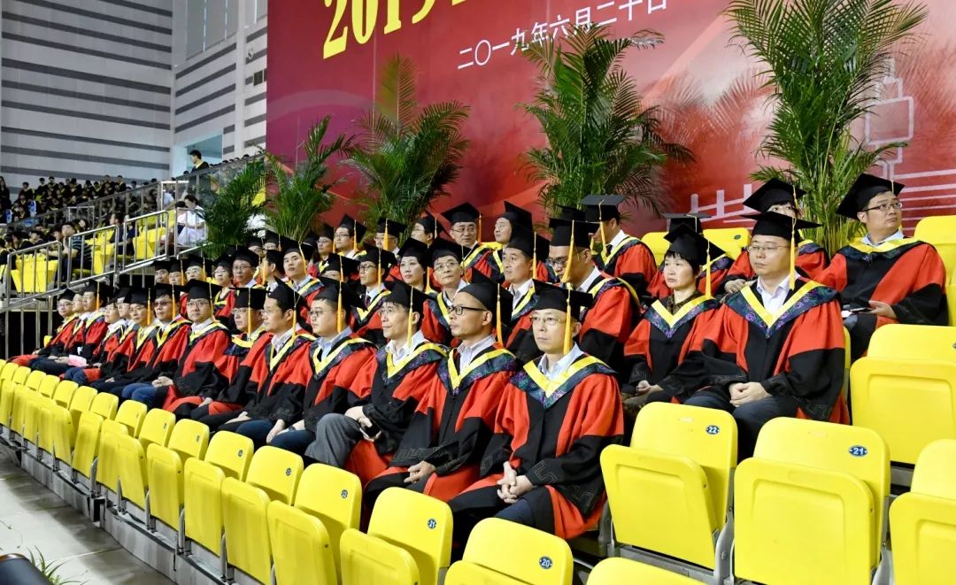 我们毕业了的感人事件,学生们毕业了感动哭了