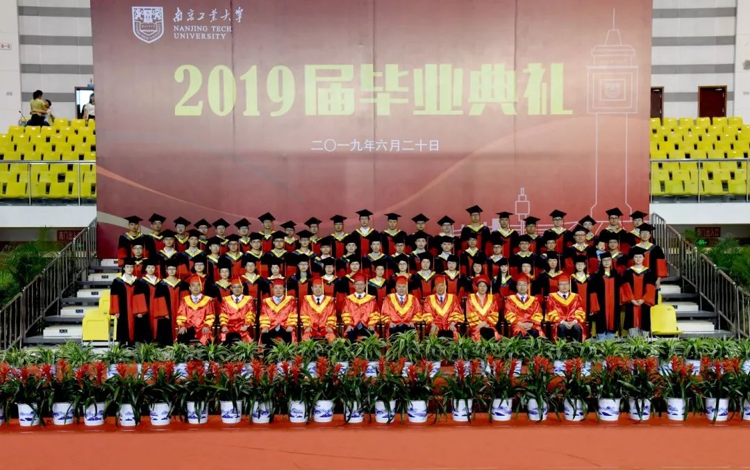 我们毕业了的感人事件,学生们毕业了感动哭了