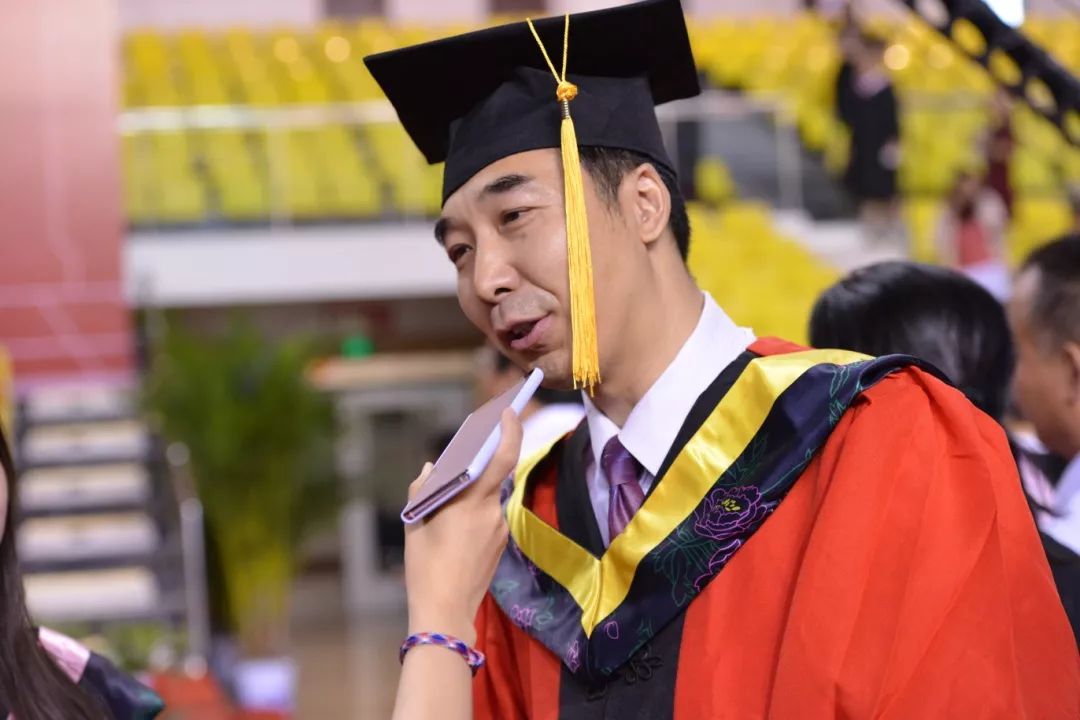 我们毕业了的感人事件,学生们毕业了感动哭了