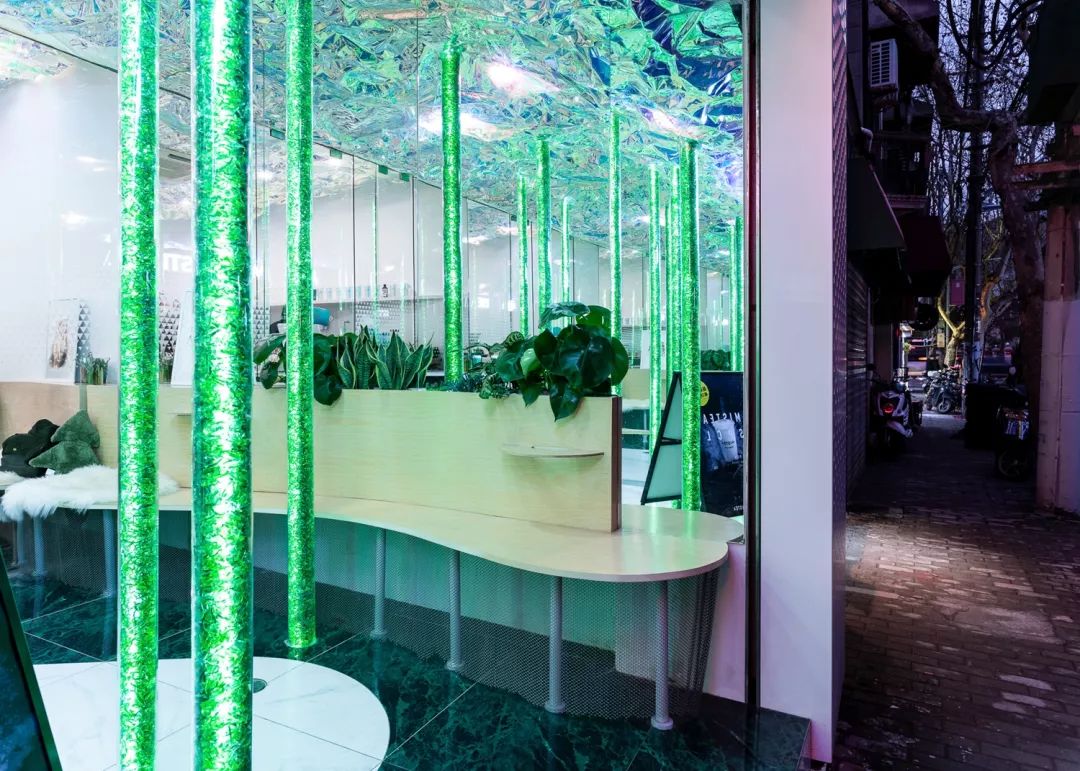 夏天来喝夏天的一杯奶茶,夏天在森林里喝咖啡