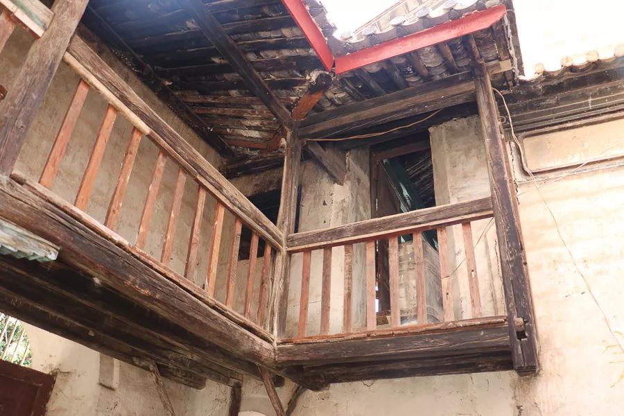 「人文宾川」古院沧桑，古树依然，这里的“花海”盛开在六月——李氏宗祠火把花